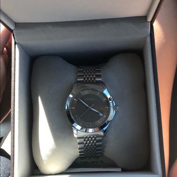 Lightly worn authentic Gucci watch with receipt. - Picture 5 of 7